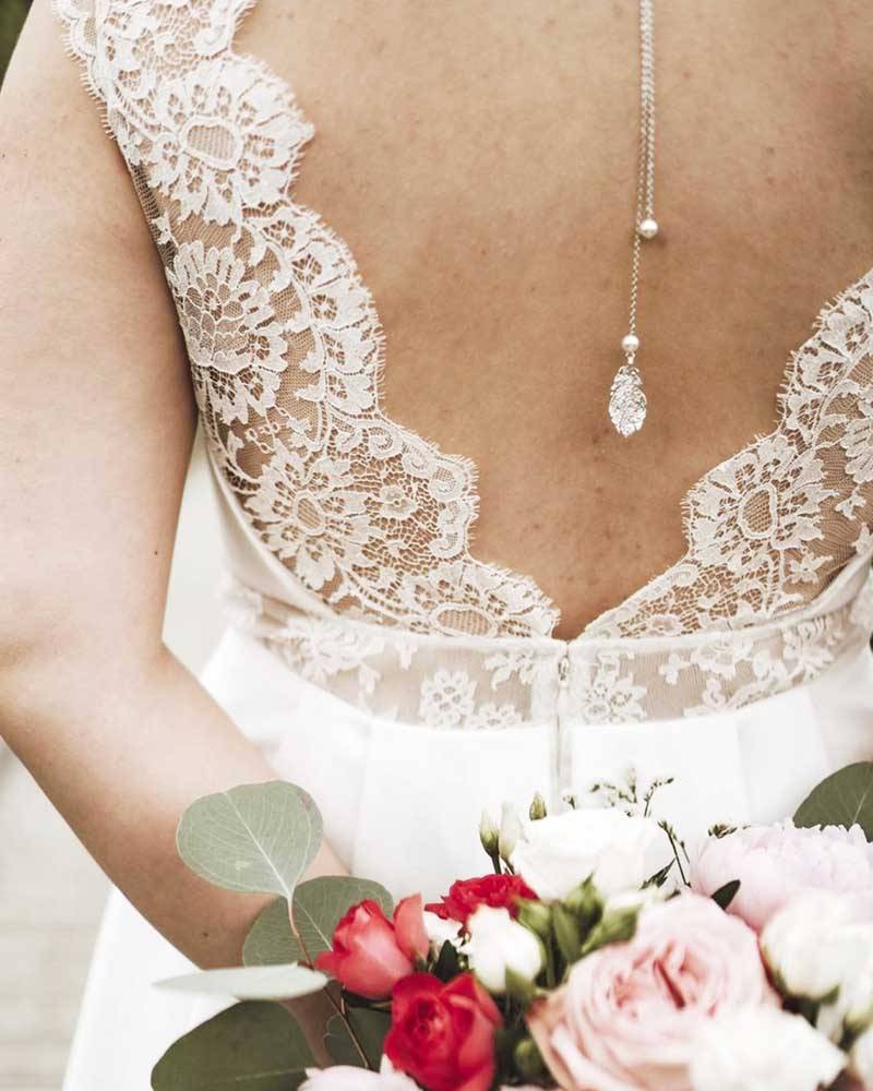 Bijou de dos pour collier mariée perle et plume. Élégance unique rock