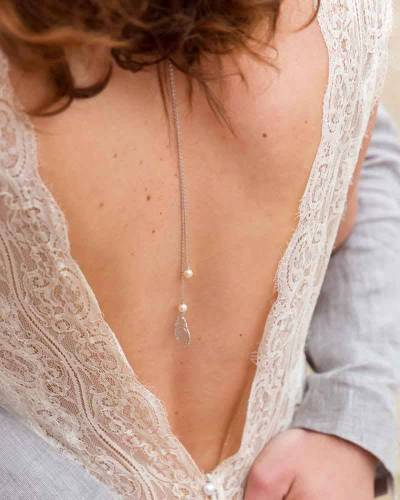 Bijou de dos pour collier mariée perle et plume. Élégance unique rock